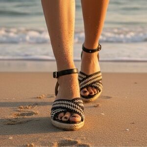 NWOT Violet & Red ‘Mackenzie’ Espadrille Wedge | Size: 9